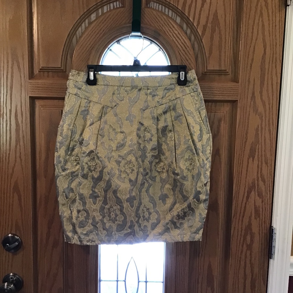 💚3/$25 H&M size 10 silver skirt with gold sparkly flower accents
